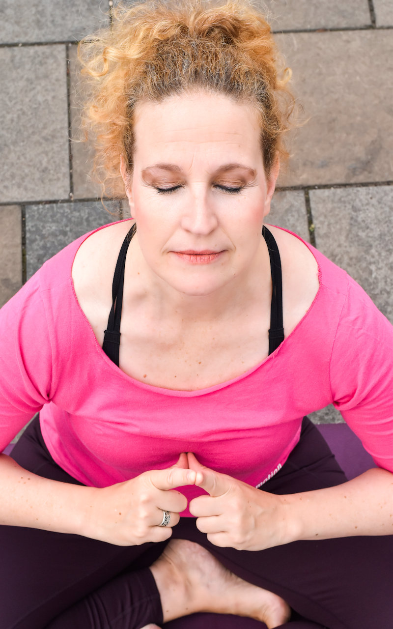 Heilpraktikerin Esther Neumann bei der Meditation