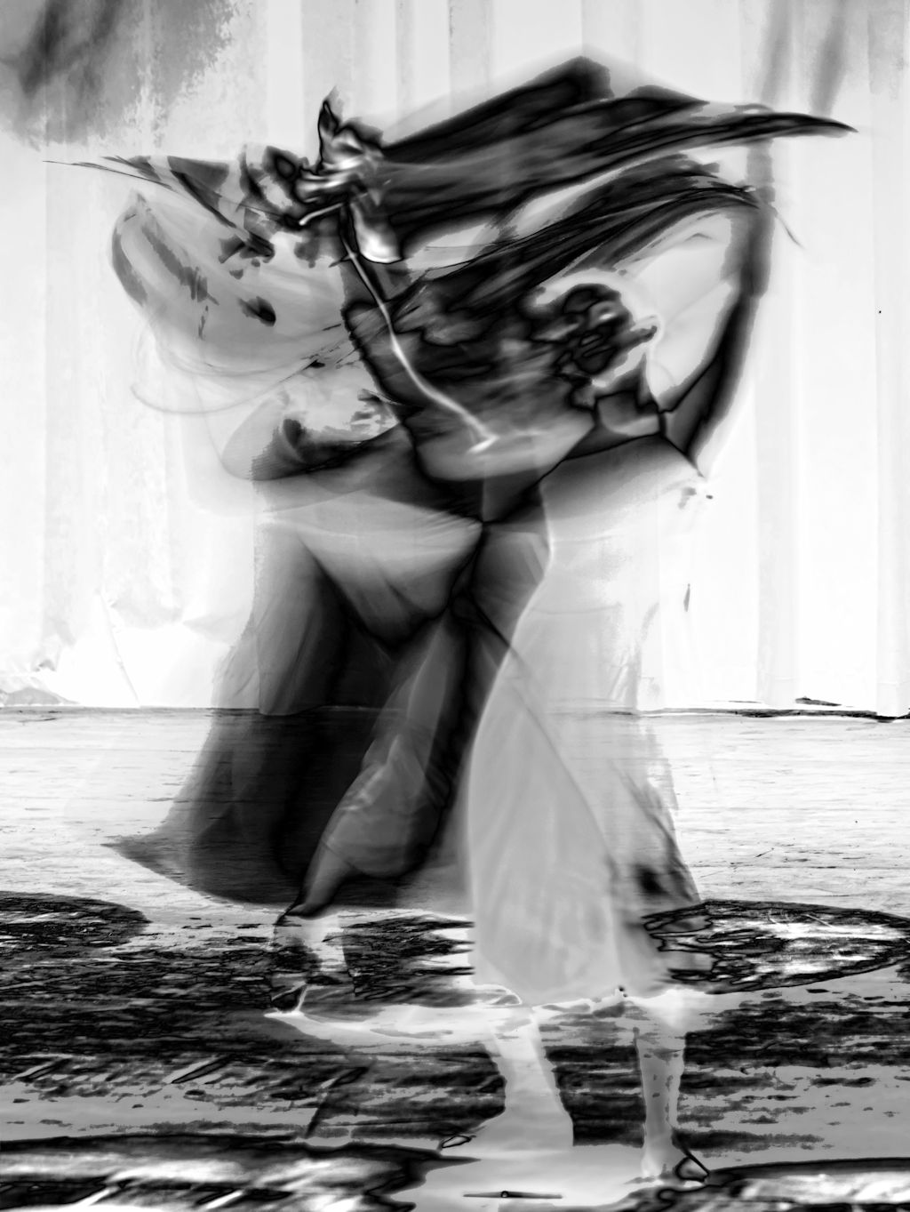 tanzende Frau in monochromem Bild