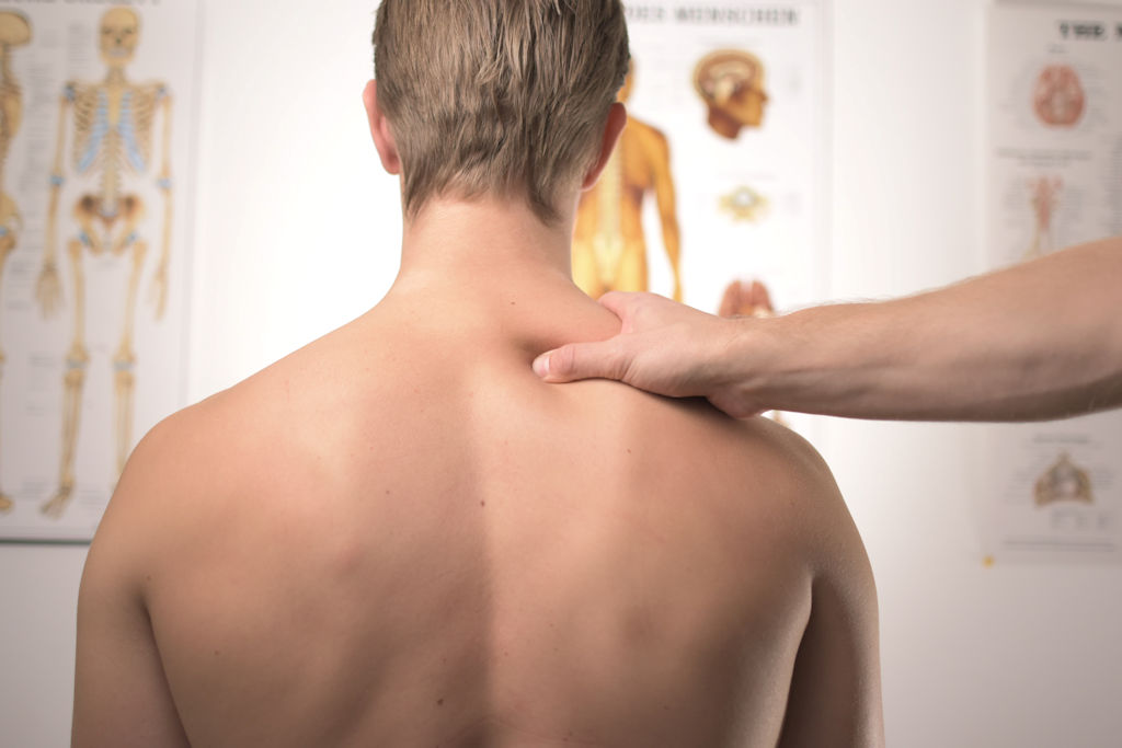 Schmerztherapie - Pohltherapie Hamburg - bei chronischen Schmerzen - Therapeut behandelt Trapezmuskel der Nackenmuskulatur